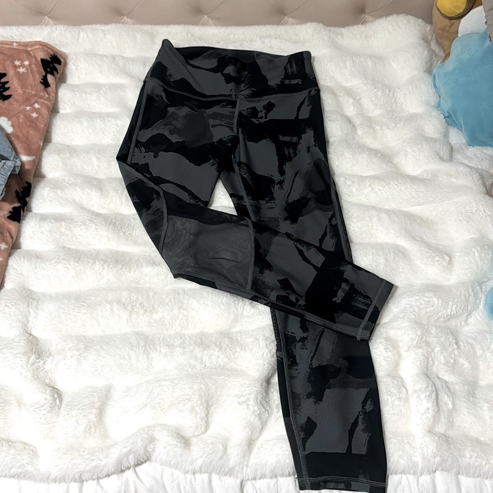 adidas leggings, size M, black and grey, have a net behind the knee down